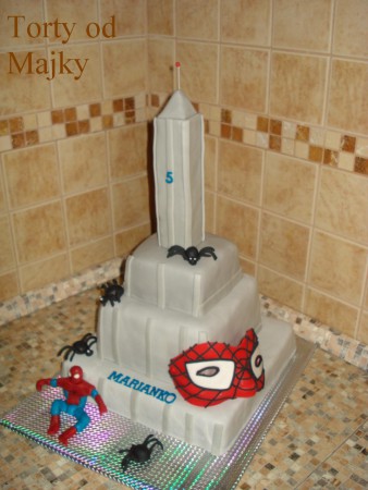 vanilkový a stracciatela korpus, jahodová plnka s jahodami, čoko plnka s malinami, váha: 4,4 kg