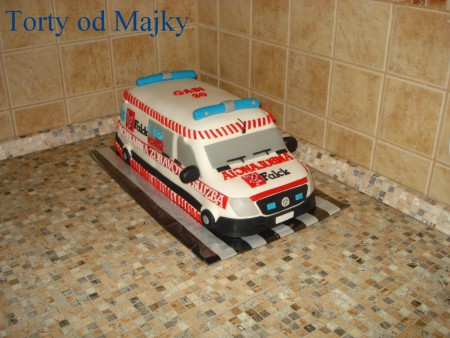 vanilkový a čokoládová korpus, smotanová a jahodová plnka, jahody, váha: 4,8 kg