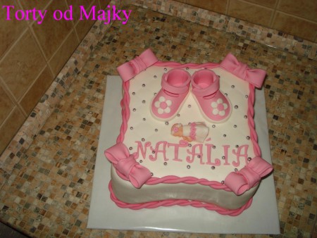 vanilkový korpus, oriešková plnka, marmeláda, váha: 4 kg