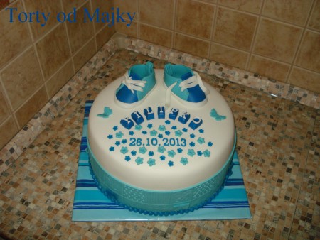 jemne kakaový korpus, smotanová plnka, broskyne, váha: 5,4 kg