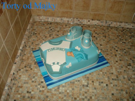 vanilkový a kakaový korpus, čokoládová plnka, záhradné ovocie, váha: 3,3 kg