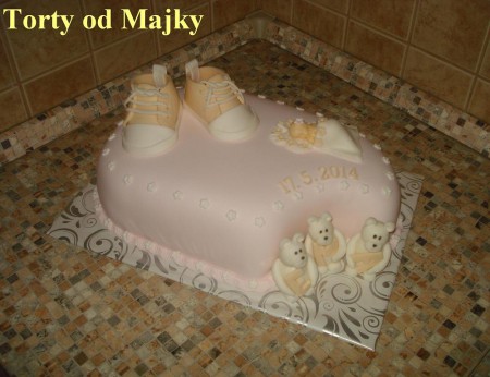 vanilkový korpus, čokoládová plnka, záhr. ovocie, váha: 3,5 kg