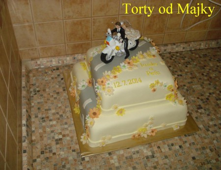 spodok: jemne kakaový korpus, jahodová plnka, jahody, vrch: stracciatela korpus, čoko plnka, váha: 8,1 kg