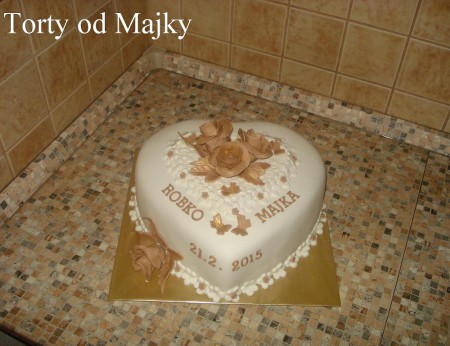 čokoládový korpus, smotanová plnka, maliny, váha: 4,1 kg